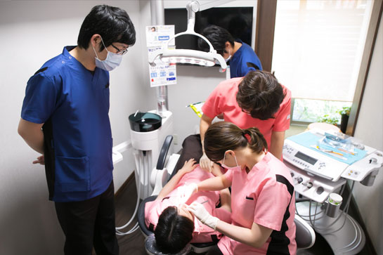治療中の歯科医師と歯科衛生士
